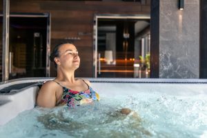 une femme dans son spa exterieur