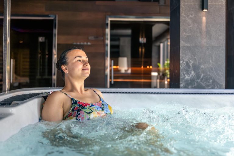 une femme dans son spa exterieur