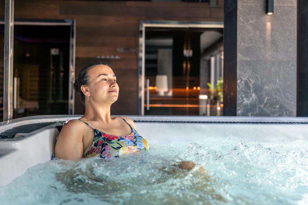 une femme dans son spa exterieur