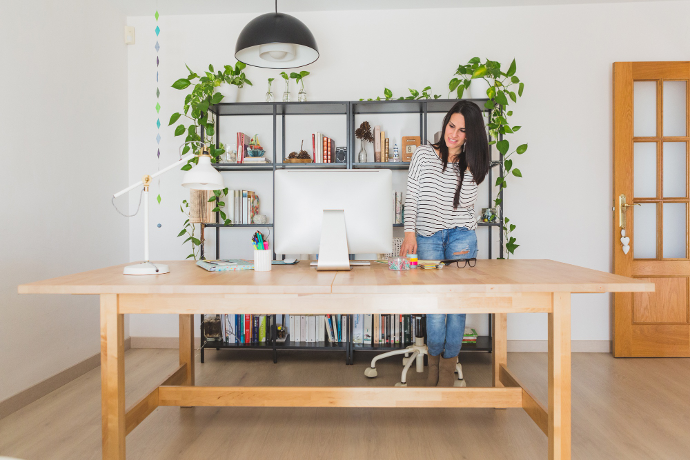 Une femme devant son bureau à la maison